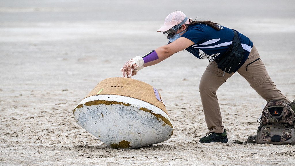 A mission member in a rehearsal to recover a mock sample return capsule of NASA's OSIRIS-REx which contains fragments of asteroid Bennu, July 26, 2023. /CFP