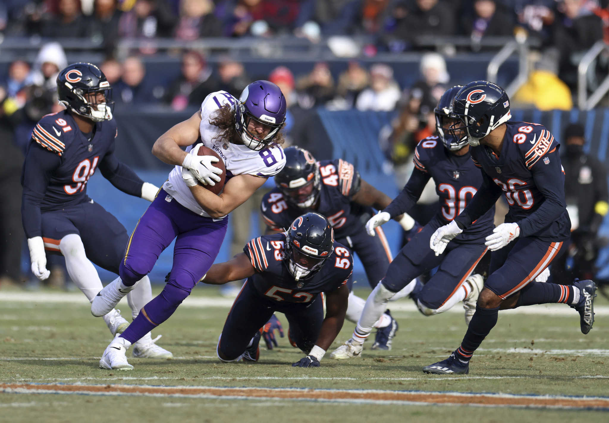 Tight end T.J. Hockenson (#8) of the Minnesota Vikings receives the ball in the game against the Chicago Bears at Soldier Field in Chicago, Illinois, January 8, 2023. /CFP