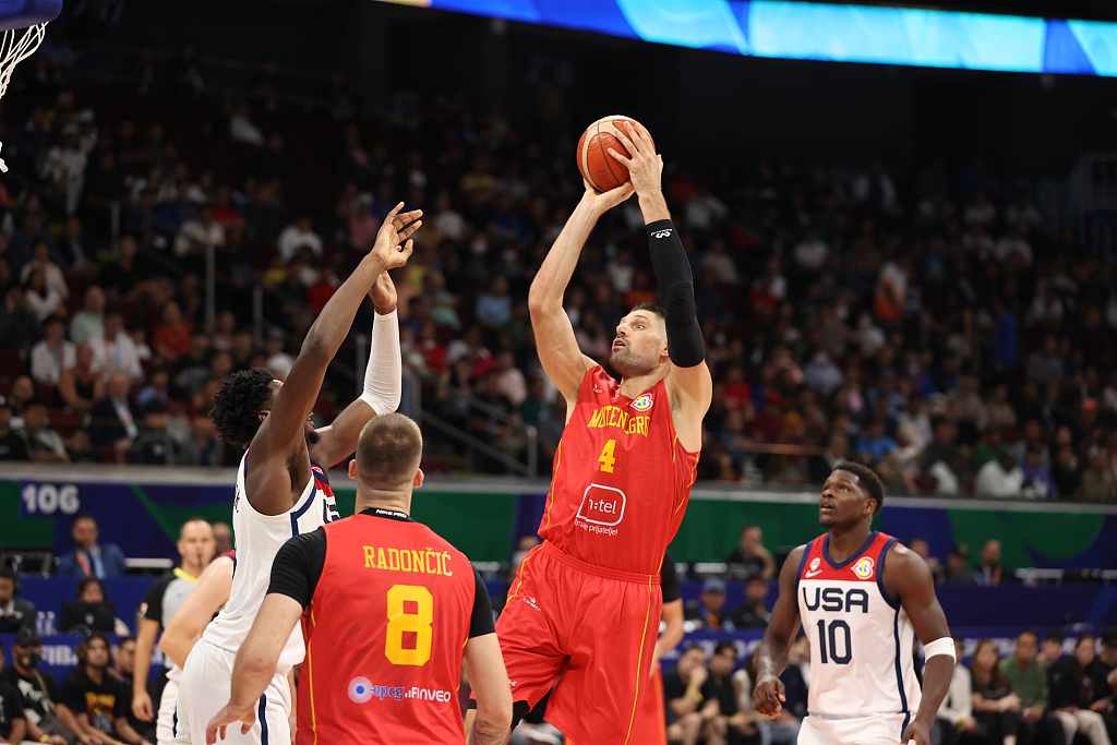 Nikola Vucevic (#4) of Montenegro shoots in the FIBA Basketball World Cup Round of 16 game against Team USA at Mall of Asia Arena in Manila, September 1, 2023. /CFP