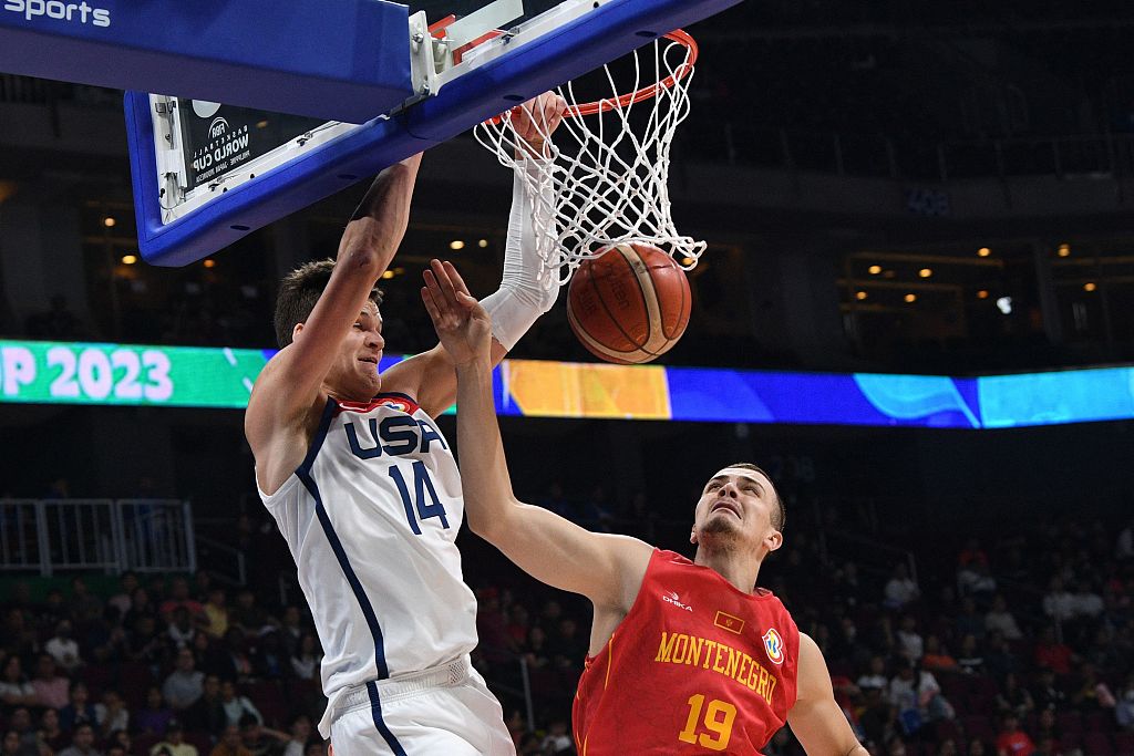 Walker Kessler (#14) of Team USA dunks in the FIBA Basketball World Cup Round of 16 game against Montenegro at Mall of Asia Arena in Manila, September 1, 2023. /CFP