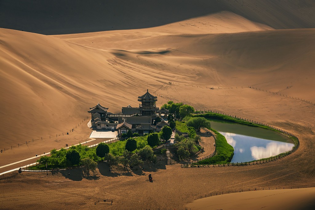 A photo shows the Mingsha Mountain Crescent Spring Scenic Area south of Dunhuang in Jiuquan, Gansu Province. /CFP