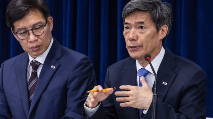 Park Ku-yeon (R), the first deputy chief of the Office for Government Policy Coordination, holds a press briefing at the government complex in Seoul, June 21. /Yonhap