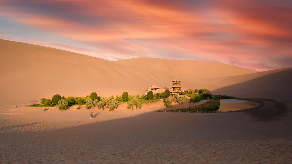 Live: Crescent-shaped Lake surrounded by desert in NW China