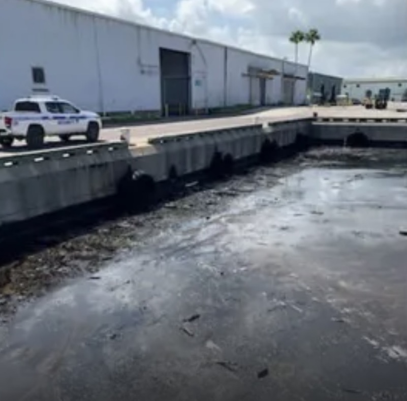 Crude oil spills and floats on top of the water at Port Manatee in Florida, U.S., September 1, 2023. /CMG