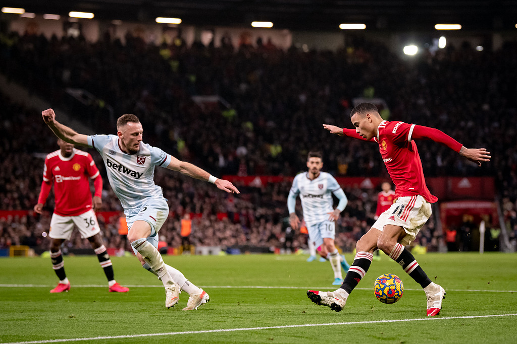 Mason Greenwood (R) of Manchester United in action during the Premier League match between Manchester United and West Ham United at Old Trafford in Manchester, England, January 22, 2022. /CFP