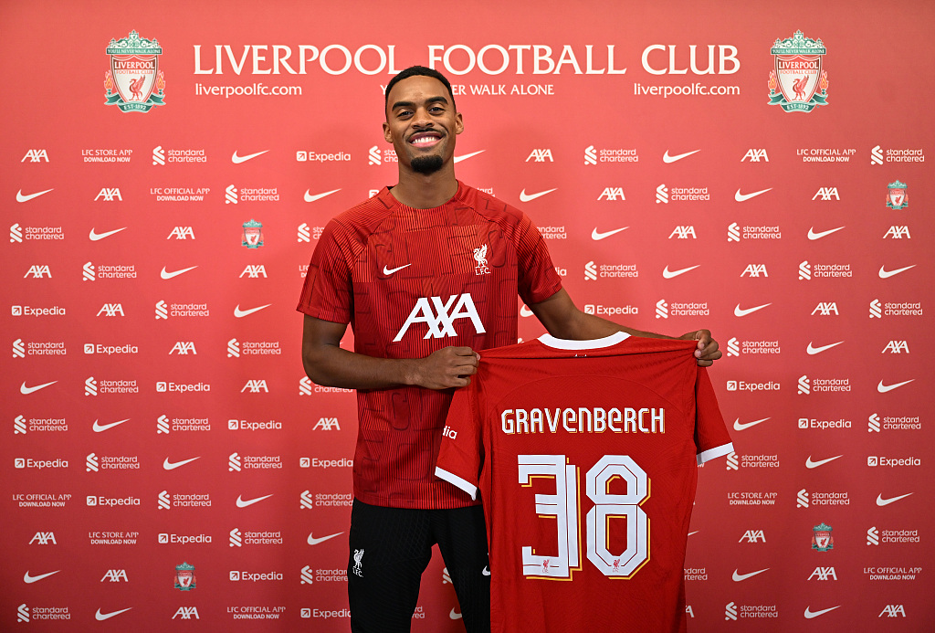 Dutch midfielder Ryan Gravenberch shows his new jersey of Liverpool at AXA Training Center in Kirkby, England, September 1, 2023. /CFP