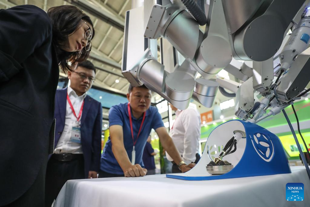 Visitors view a piece of equipment for single incision laparoscopic surgery displayed at the 21st China International Equipment Manufacturing Exposition in Shenyang, northeast China's Liaoning Province, September 1, 2023. /Xinhua