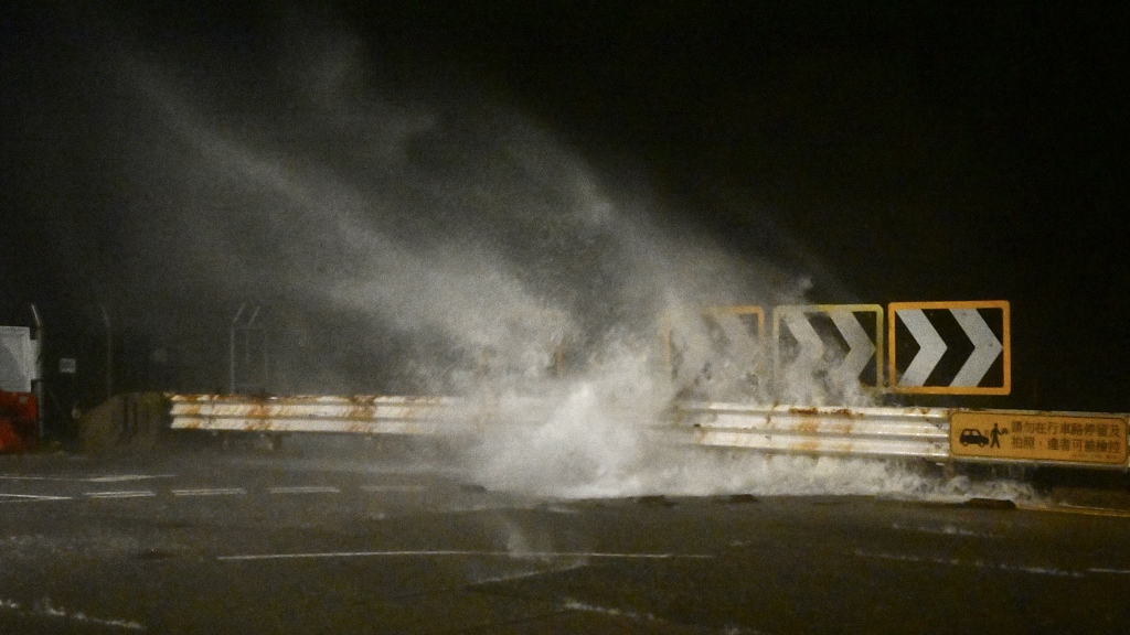 Typhoon Saola caused high tides in Hong Kong Special Administrative Region during the night of September 1, 2023. /CFP