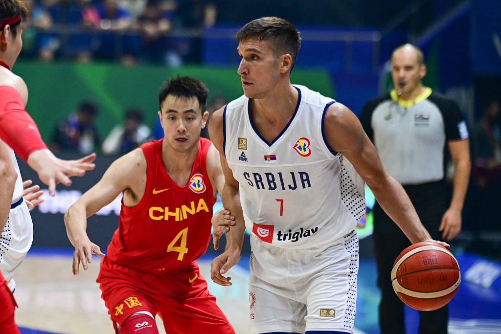 Bogdan Bogdanovic (#7) of Serbia dribbles in the FIBA Basketball World Cup group game against China at Smart Araneta Coliseum in Quezon City, the Philippines, August 26, 2023. /CFP