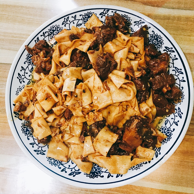 A photo shows the Dunhuang delicacy of wheat-flour noodles mixed with mutton. /CFP