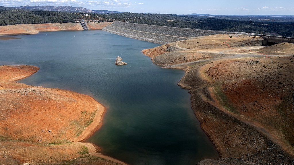 Dry hillsides surround Lake Oroville in Oroville, California. /CFP