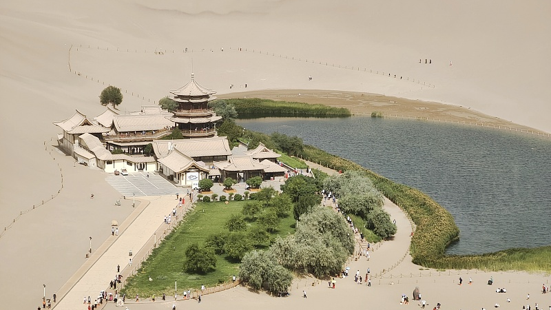 Live: Crescent-shaped lake surrounded by desert in NW China - Ep. 2