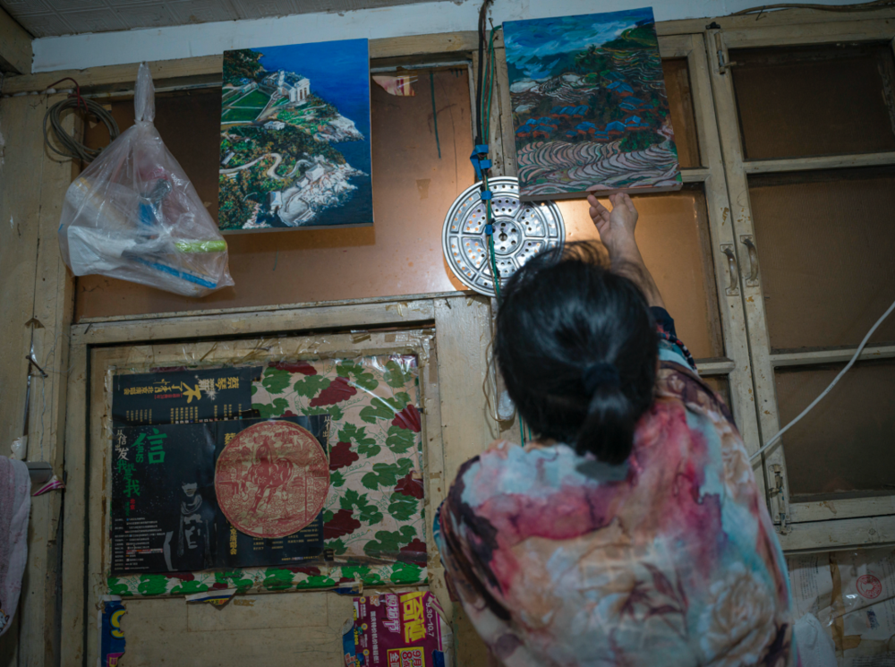 Wang Liuyun working on a painting at her rental in Beijing. /Courtesy of Wang Liuyun