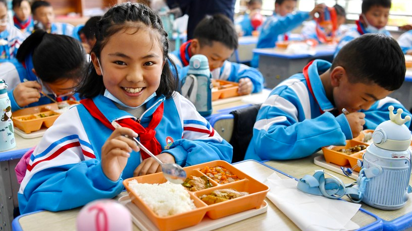 Students at a branch school of Lhasa Experimental Primary School have lunch in Lhasa, southwest China's Xizang Autonomous Region, China, May 12, 2022. /Xinhua