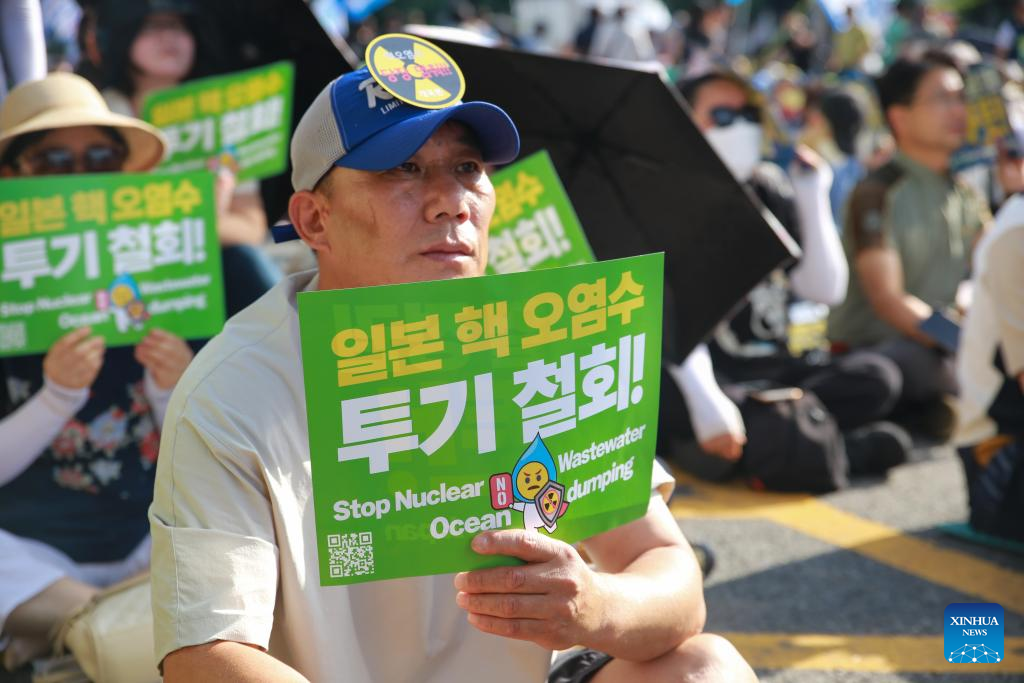 People attend a rally to protest against Japan's dumping of nuclear-contaminated wastewater into the ocean, in Seoul, South Korea, September 2, 2023. /Xinhua