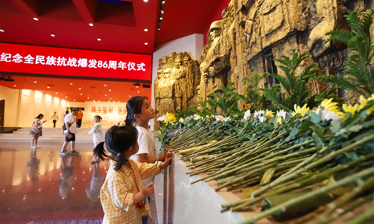 Children visit the Museum of the War of Chinese People's Resistance against Japanese Aggression and present flowers in honor of those who sacrificed their lives in the War of Resistance against Japanese Aggression, Beijing, China, July 7, 2023. /VCG