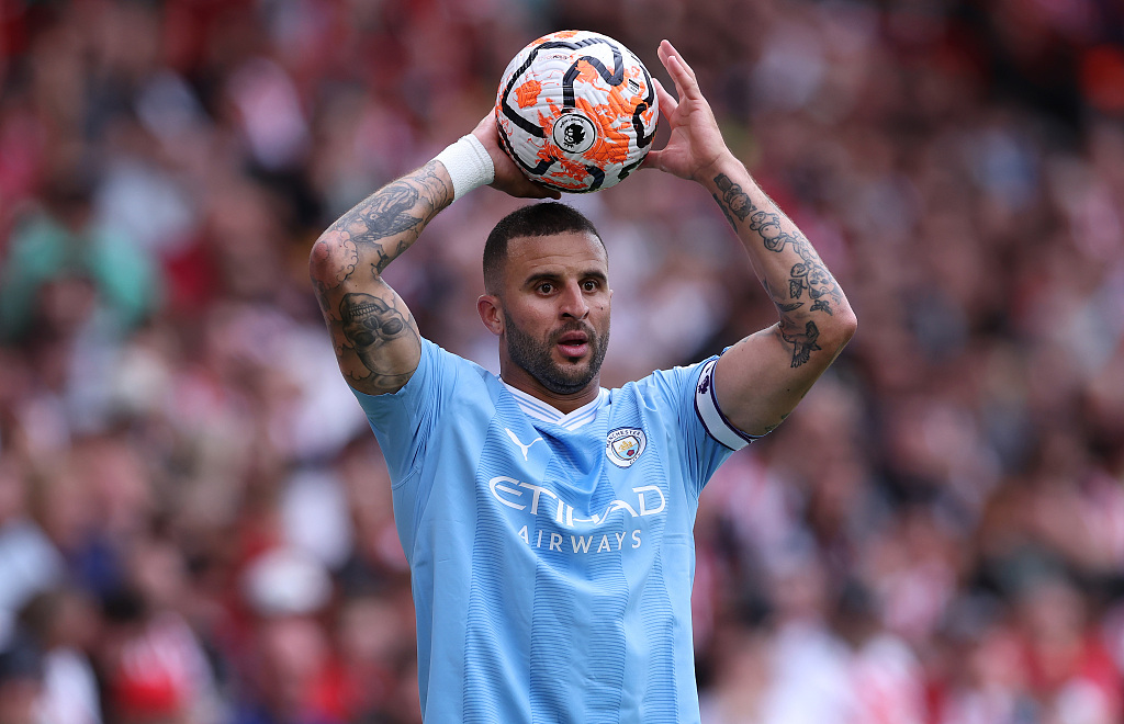 Kyle Walker of Manchester City takes a throw in the Premier League game against Sheffield United at Bramall Lane in Sheffield, England, August 27, 2023. /CFP 