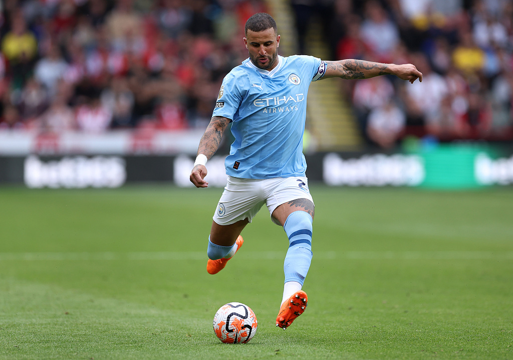 Kyle Walker of Manchester City dribbles in the Premier League game against Sheffield United at Bramall Lane in Sheffield, England, August 27, 2023. /CFP 