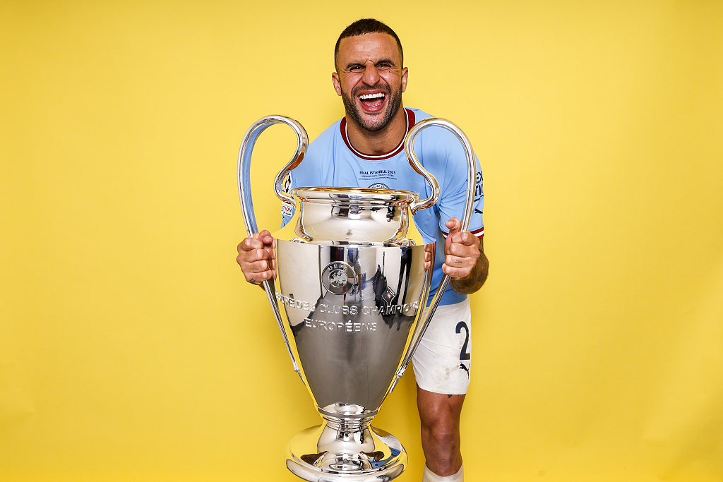 Kyle Walker of Manchester City poses with the YEFA Champions League trophy after the 1-0 win over Inter Milan in the tournament's final at the Ataturk Olympic Stadium in Istanbul, Türkiye, June 10, 2023. /CFP