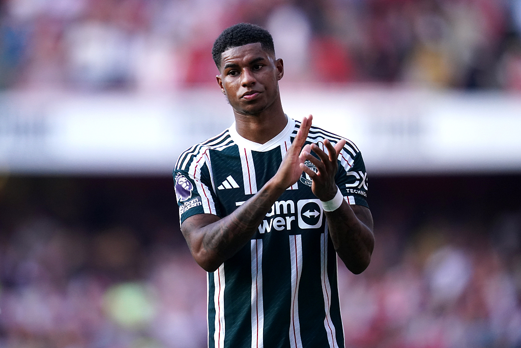 Manchester United's Marcus Rashford applauds the fans following defeat in the Premier League match at the Emirates Stadium, London, England, September 3, 2023. /CFP