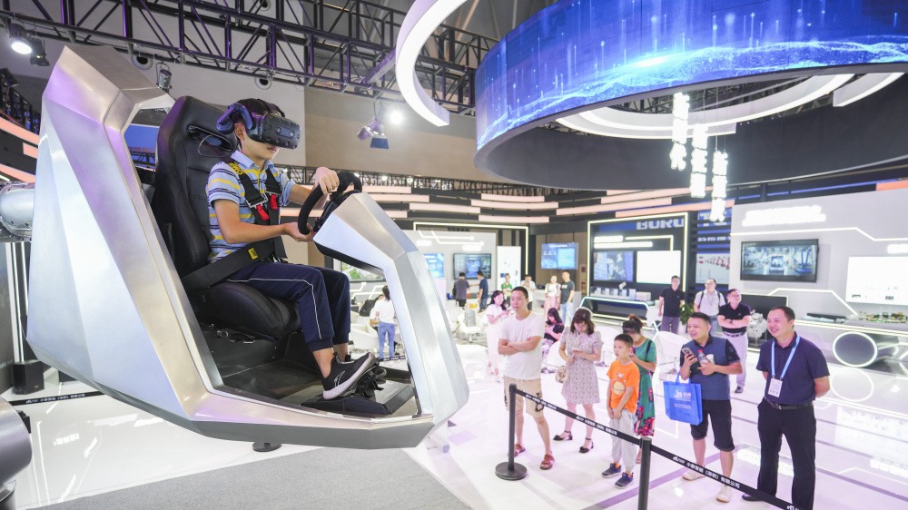 A visitor experiences an intelligent cockpit at the Smart China Expo 2023. /SCE