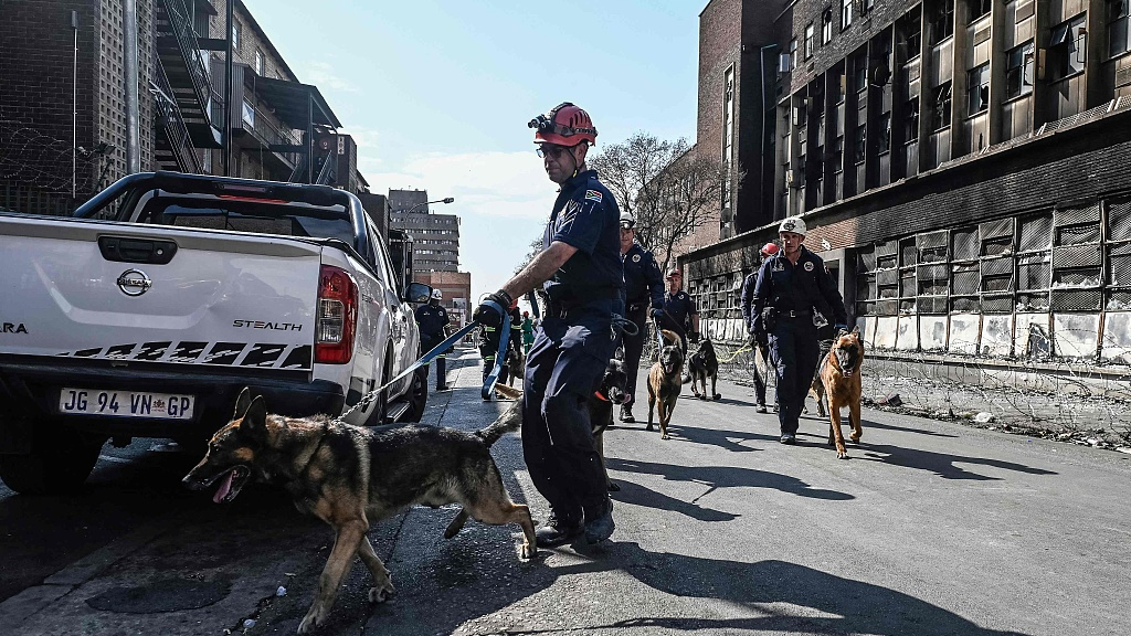 A South African Police Service unit arrives at the entrance of a burned apartment block in Johannesburg, South Africa, September 1, 2023. /CFP