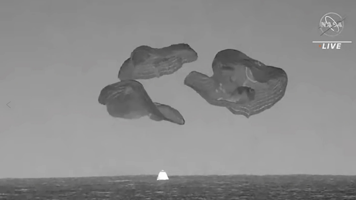 A screenshot from a video made available by NASA of a SpaceX capsule, slowed by parachutes, as it splashes down in the Atlantic Ocean off the Florida coast, September 4, 2023. /CFP