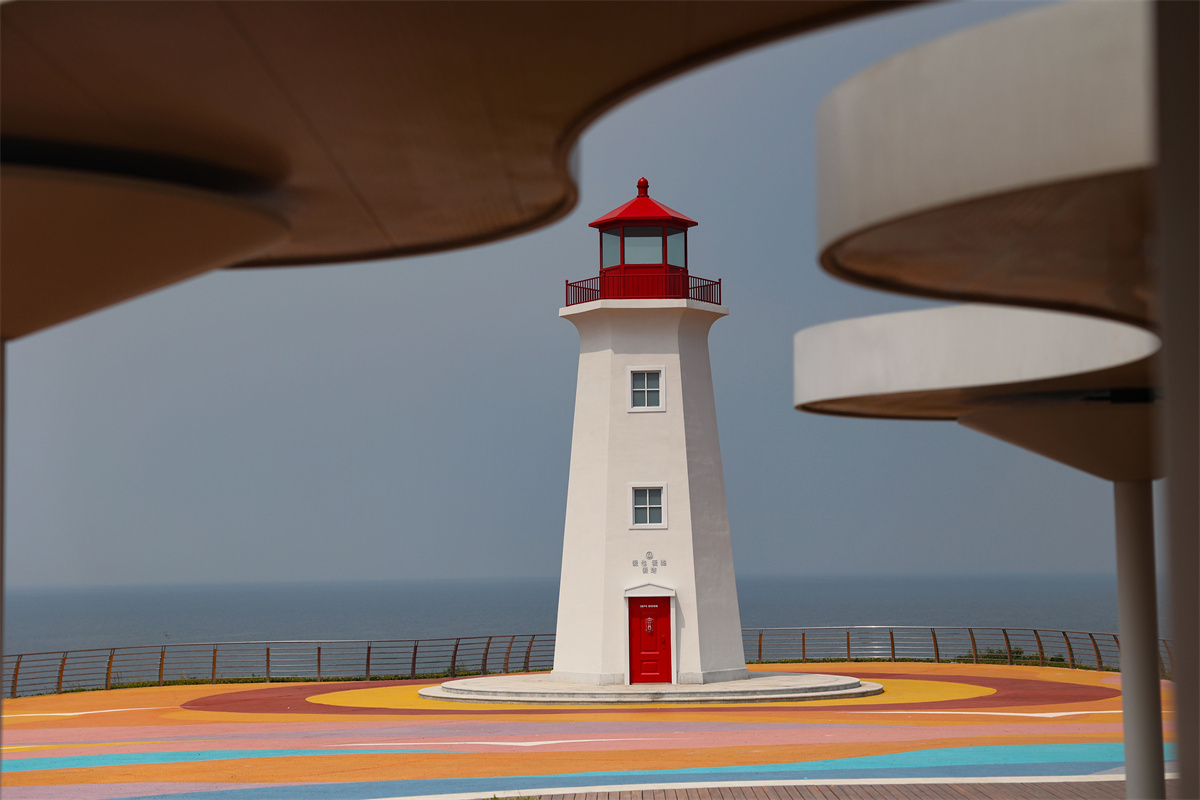 A photo taken on September 3, 2023 shows the white lighthouse at Boxia Bay Park in Dalian, Liaoning Province. /IC
