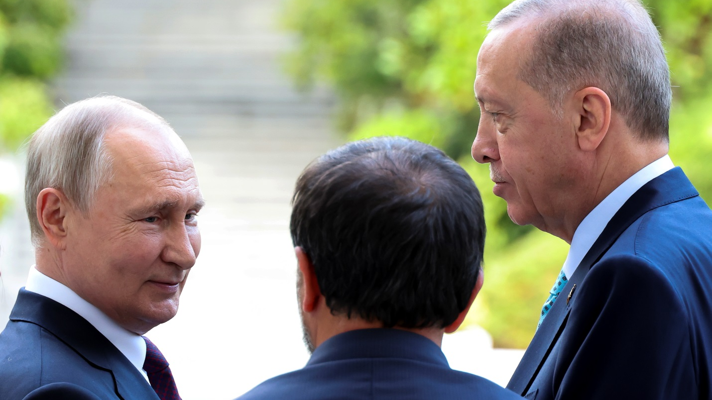 Russian President Vladimir Putin (L) and Turkish President Recep Tayyip Erdogan (R) talk to each other during their talks in Sochi, Russia, September 4, 2023. /CFP