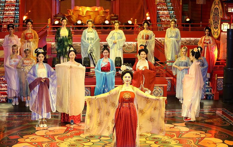 Performers show off their beautiful costumes in Xi'an City, Shaanxi Province. /CFP