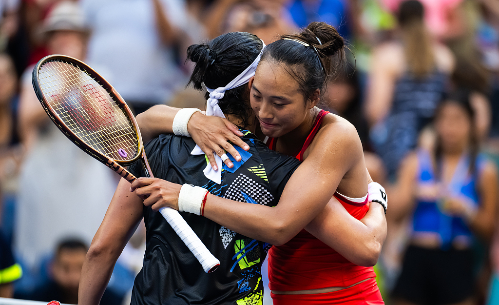 Zheng Qinwen (R) and Ons Jabeur embrace at the net after the fourth round on Day 8 of the U.S. Open at the USTA Billie Jean King National Tennis Center in New York City, U.S., September 4, 2023. /CFP
