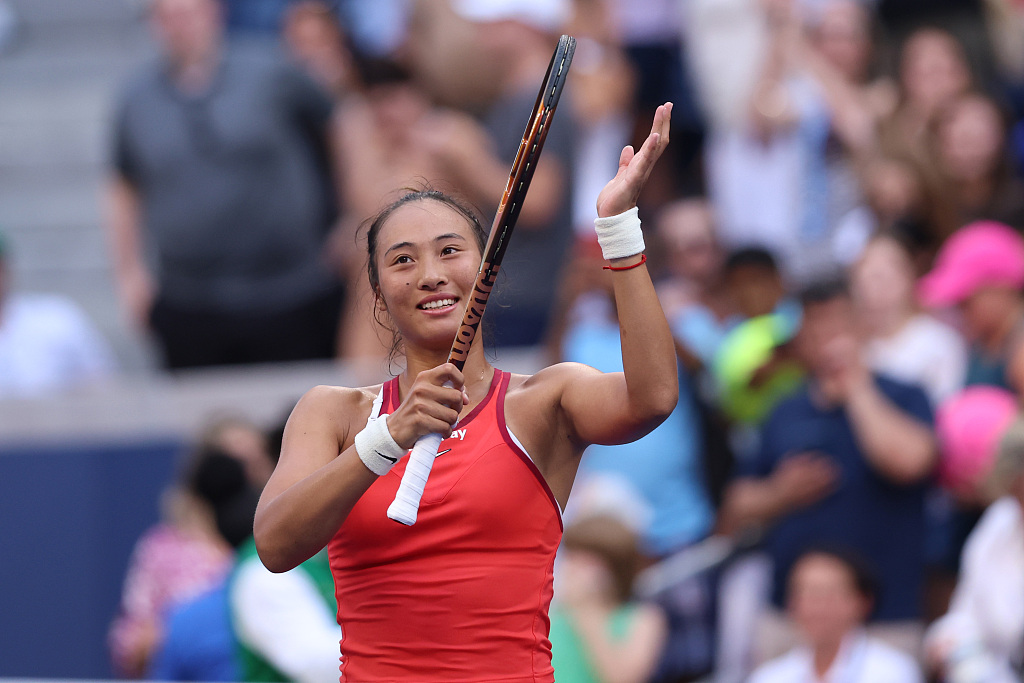 Zheng Qinwen acknowledges the crowd on Day 8 of the U.S. Open at the USTA Billie Jean King National Tennis Center in New York City, U.S., September 4, 2023. /CFP
