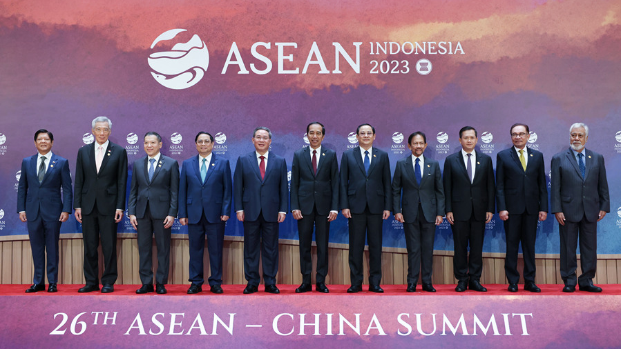 Chinese Premier Li Qiang (5th, L) poses for a group photo with other leaders at the 26th China-ASEAN Summit in Jakarta, Indonesia, September 6, 2023. /Xinhua