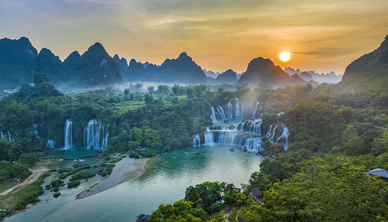 As the largest waterfall in Asia, the Detian-Ban Gioc Waterfall has become the first cross-border tourism cooperation zone in China. /CFP