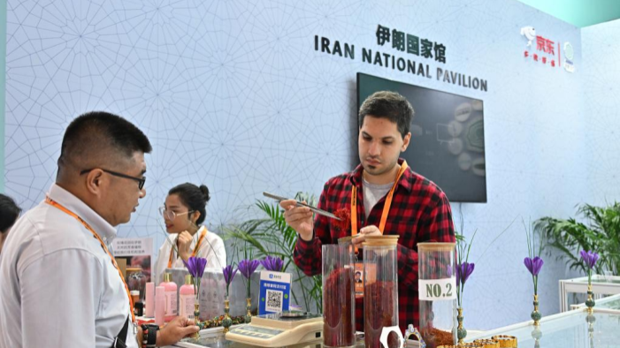 A visitor shops at the booth of Iran during the 2023 China International Fair for Trade in Services (CIFTIS) at the China National Convention Center in Beijing, capital of China, September 4, 2023. /Xinhua