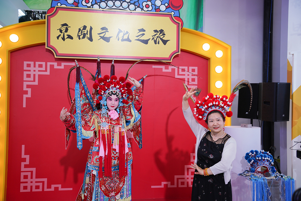 A Peking Opera actress interacts with a visitor to the China International Fair for Trade in Services in Beijing on Monday, September 4, 2023. /CFP