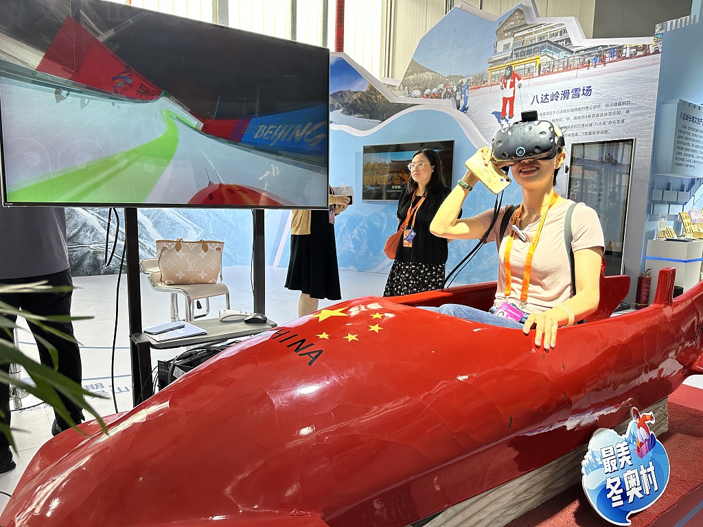 A visitor experiences visual reality at the China International Fair for Trade in Services in Beijing on Saturday, September 2, 2023. /CFP