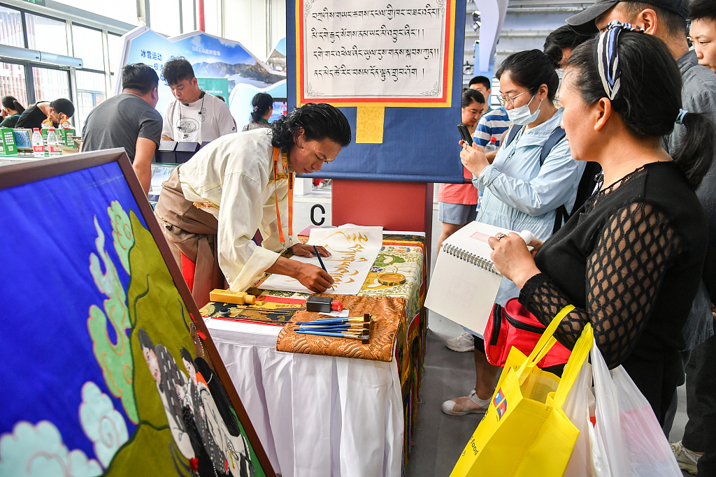 Visitors watch a Tibetan calligraphy demonstration at the China International Fair for Trade in Services in Beijing on Tuesday, September 5, 2023. /CFP