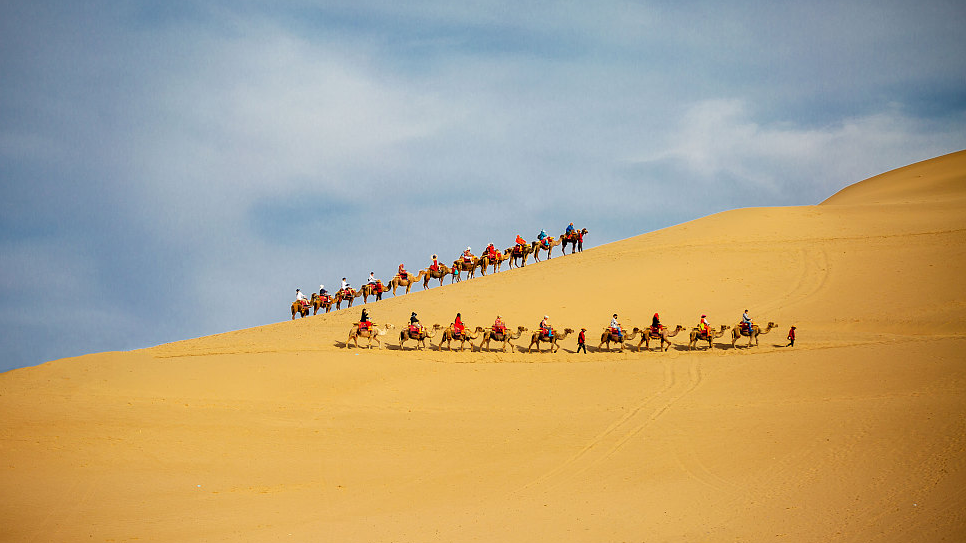 Live: Camel riding on Mingsha Mountain – Ep. 2