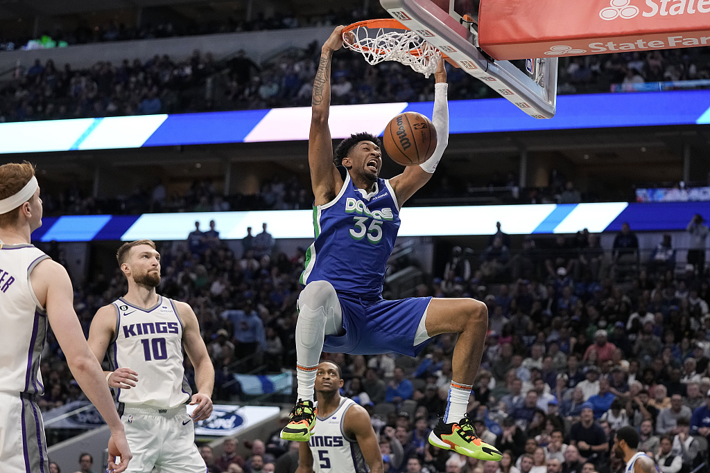 Christian Wood (#35) of the Dallas Mavericks dunks in the game against the Sacramento Kings at American Airlines Center in Dallas, Texas, April 5, 2023. /CFP