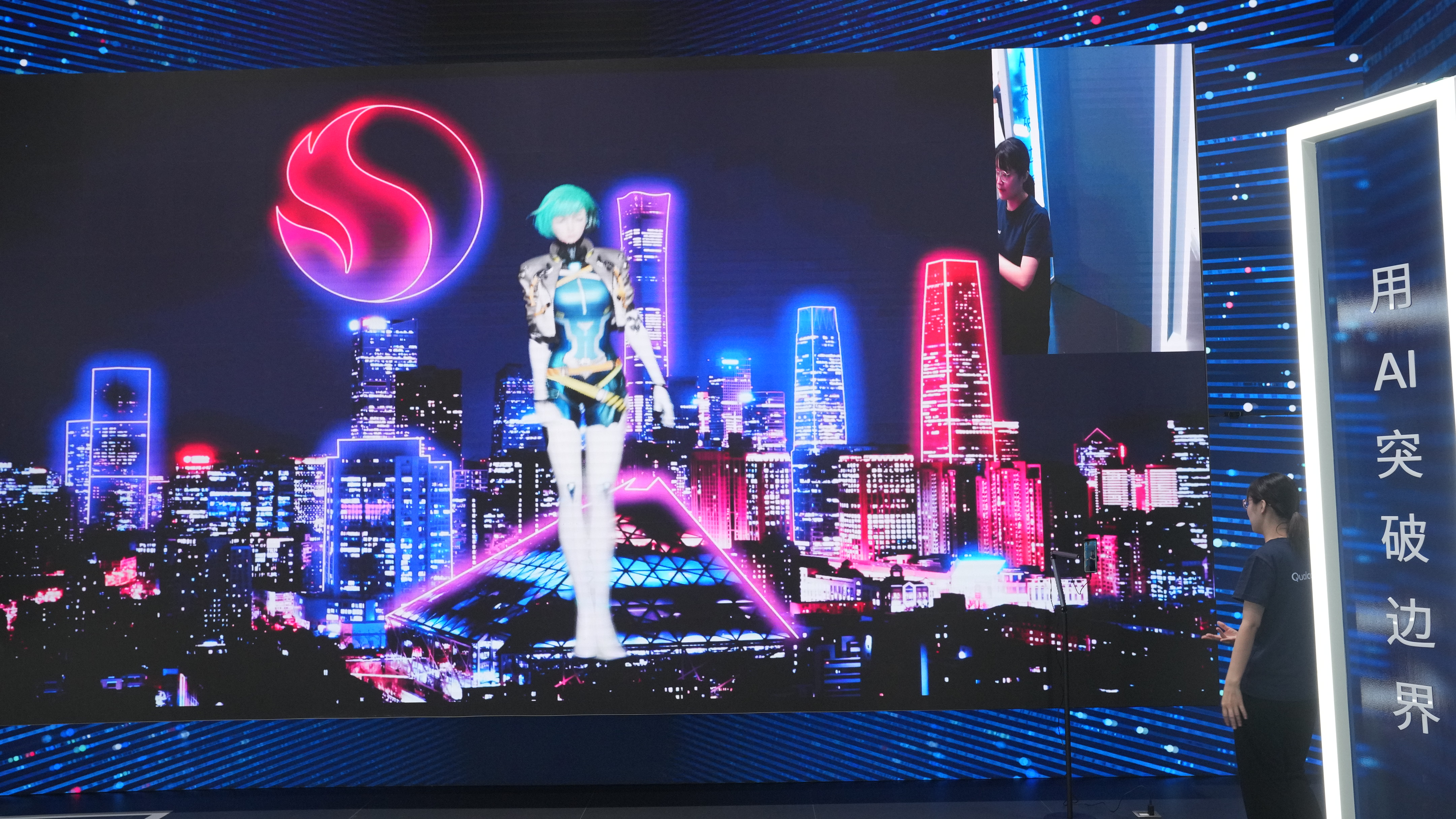 Dancer's moves are projected as comic image on the screen.
