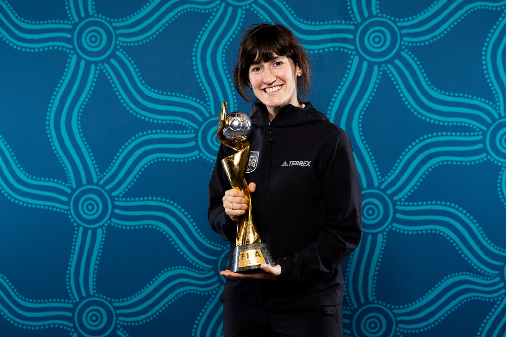 Montse Tome, assistant coach of Spain, poses with the FIFA Women's World Cup trophy after the 1-0 win over England at Stadium Australia in Sydney, Australia, August 20, 2023. /CFP
