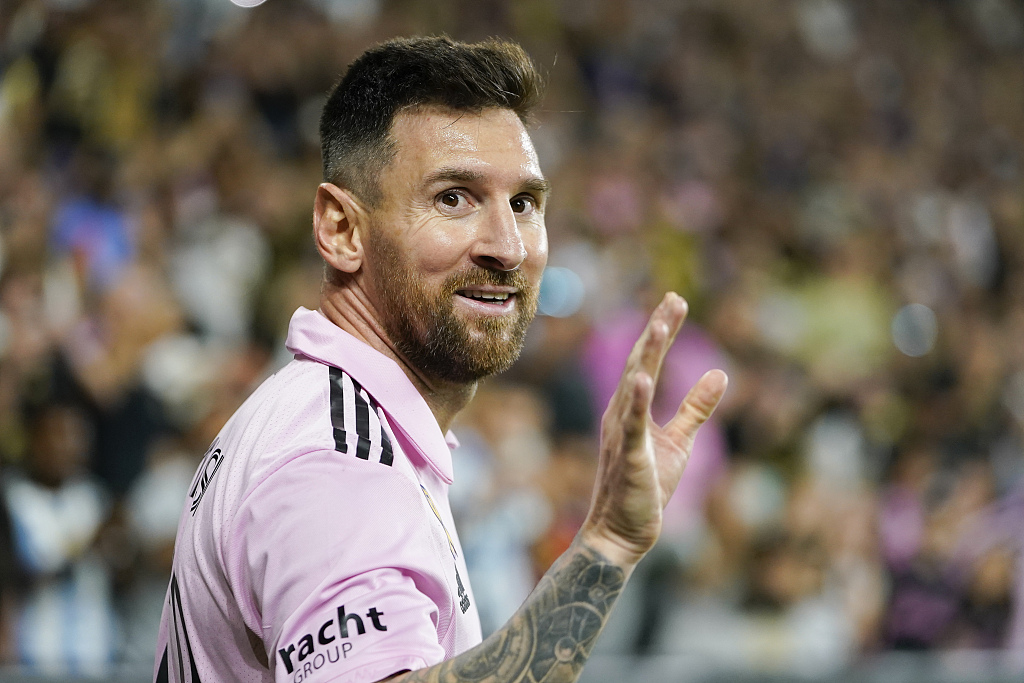 Inter Miami forward Lionel Messi waves to the crowd during the second half of an MLS match against Los Angeles FC in Los Angeles, U.S., September 3, 2023. /CFP
