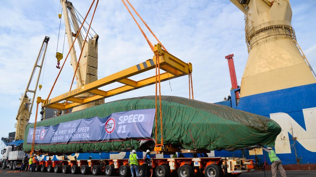 A high-speed electric passenger train, customized for the Jakarta-Bandung HSR, being unloaded from a vessel at Tanjung Priok Port in Jakarta, Indonesia, September 2, 2022. /Xinhua
