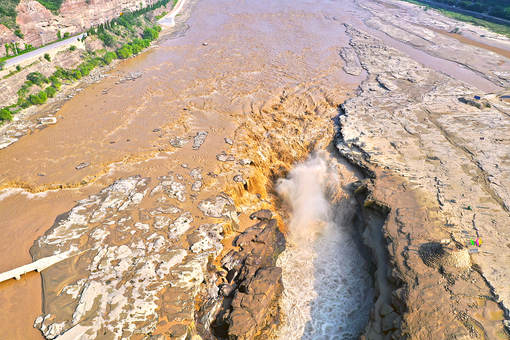 Water carries a large amount of sand in the Yellow River. /CFP