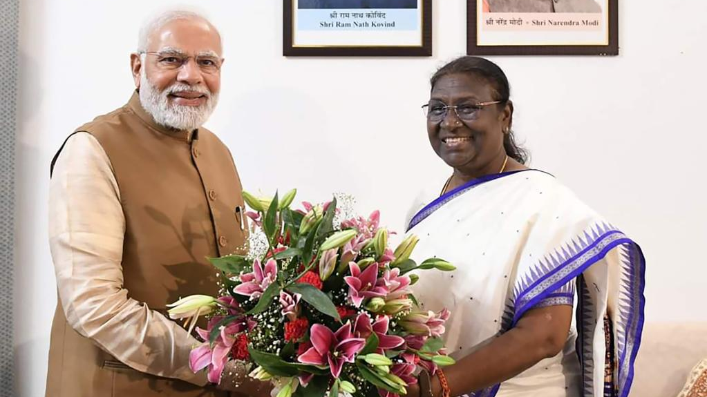 Indian Prime Minister Narendra Modi (L) extends his congratulations to Droupadi Murmu who won the presidential election in New Delhi, India, July 21, 2022. /Xinhua