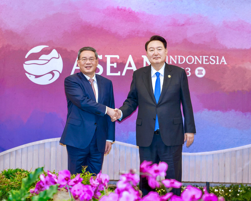 Chinese Premier Li Qiang (L) shakes hands with South Korean President Yoon Suk-yeol in Jakarta, Indonesia, September 7, 2023. /Xinhua