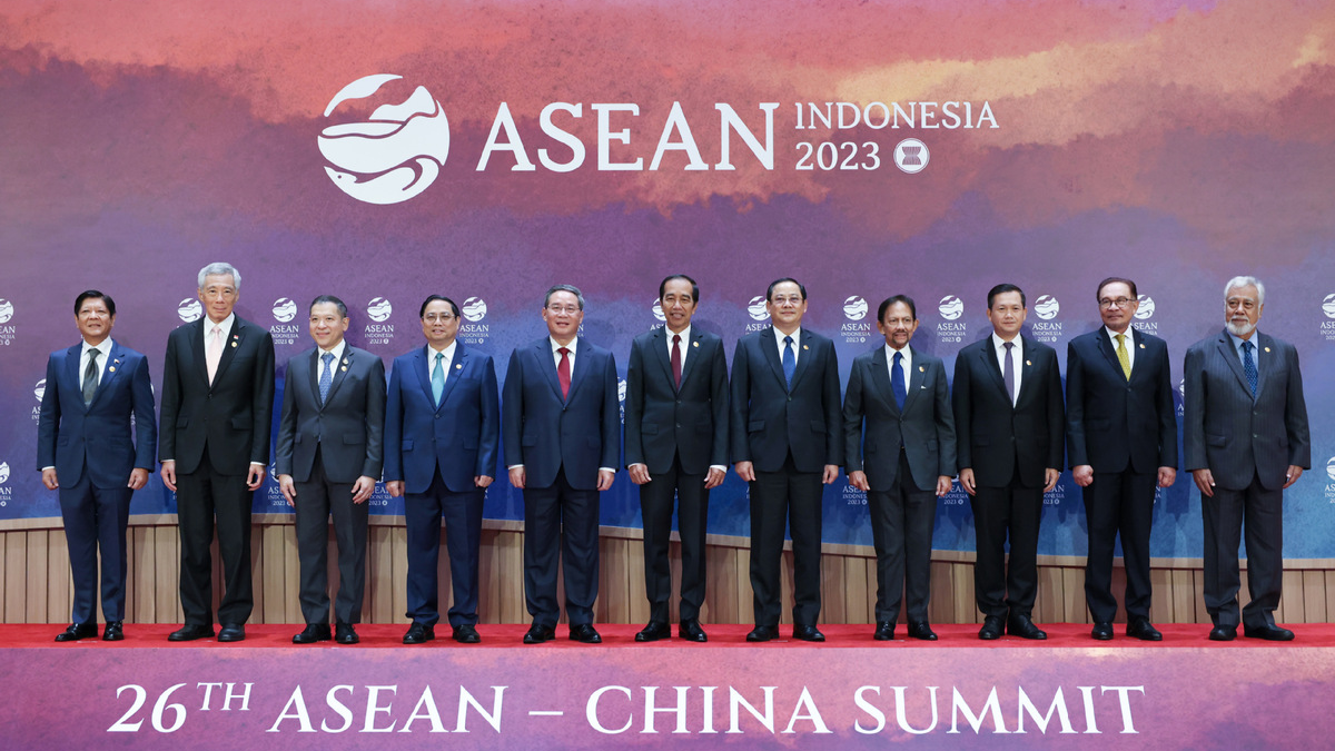 Chinese Premier Li Qiang poses for a group photo with participants attending the 26th China-ASEAN Summit in Jakarta, Indonesia, Sept 6, 2023. /Xinhua