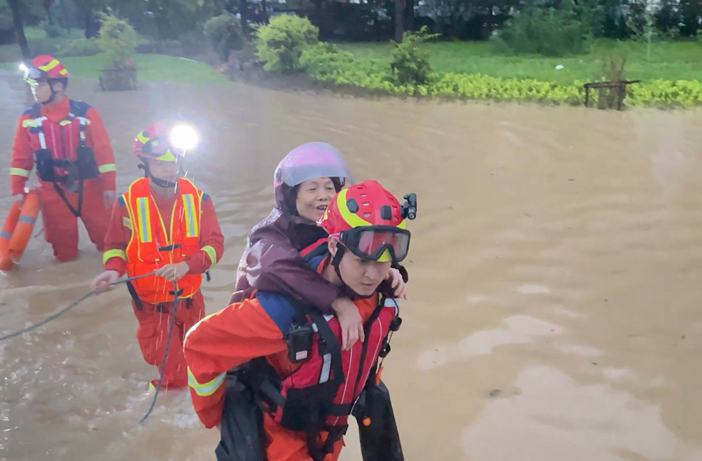 Rescue team is transferring trapped residents in Xiamen City, Fujian. /CFP