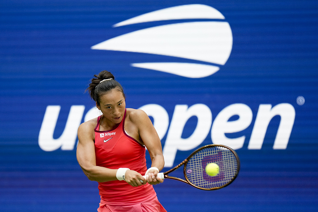 Zheng Qinwen returns a shot to Aryna Sabalenka during the quarterfinals of women's singles of the U.S. Open at the USTA Billie Jean King National Tennis Center in New York City, U.S., September 6, 2023. /CFP